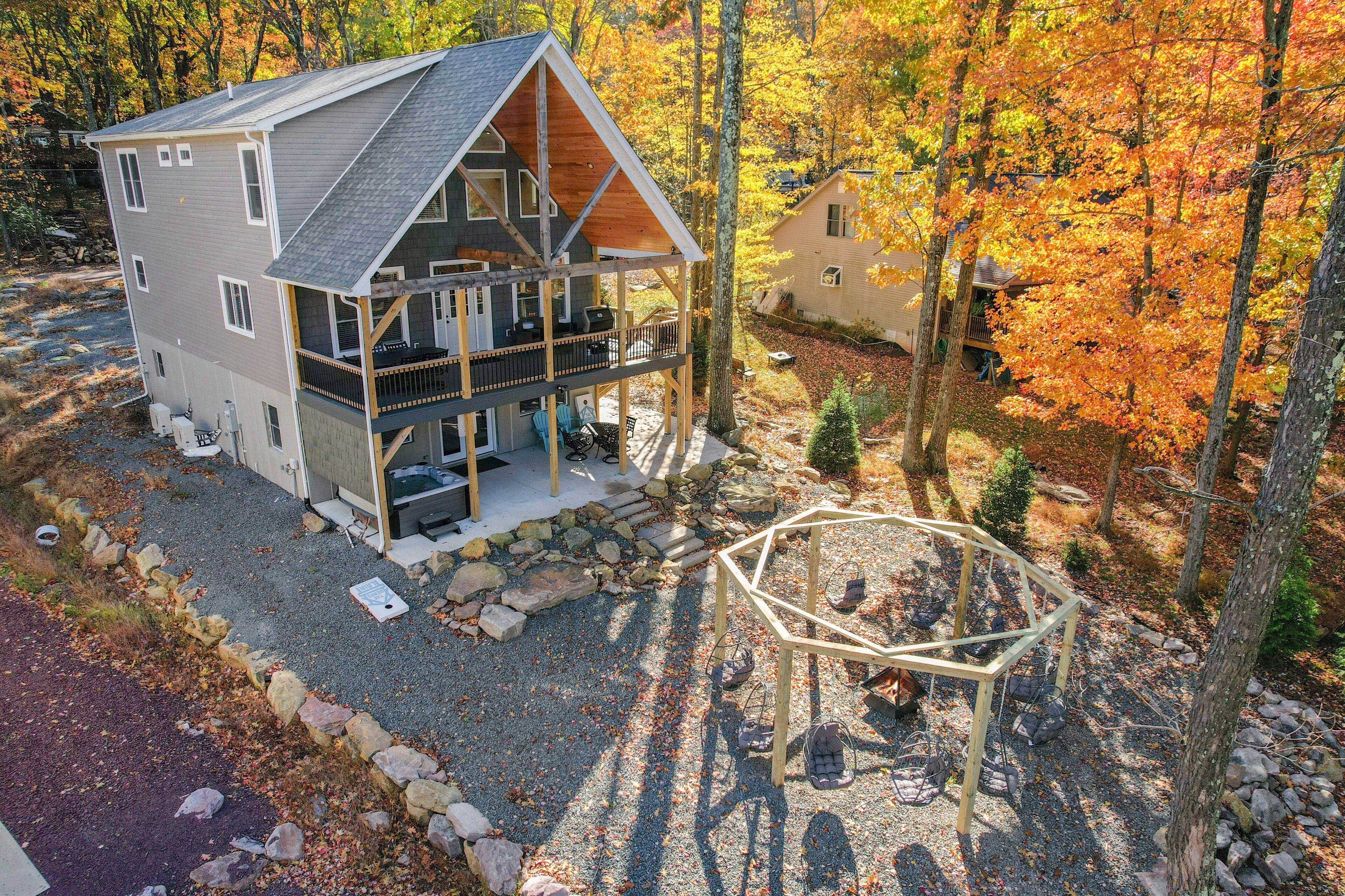 New Bear's Den: 7BR,5.5 bath,26+ Sleeps! Hotub,Gazebo Firepit,Game room⛷️🏂🚣‍♂️