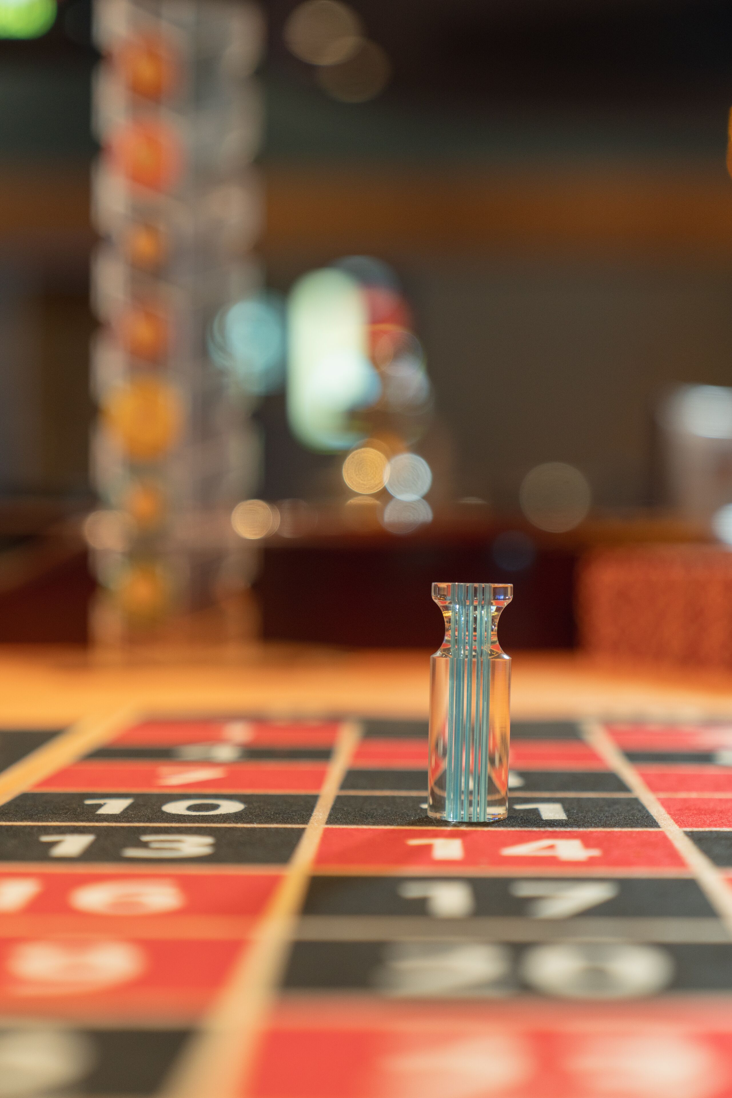 Una ruleta con una vista clara de los números y una bola de cristal en el centro.