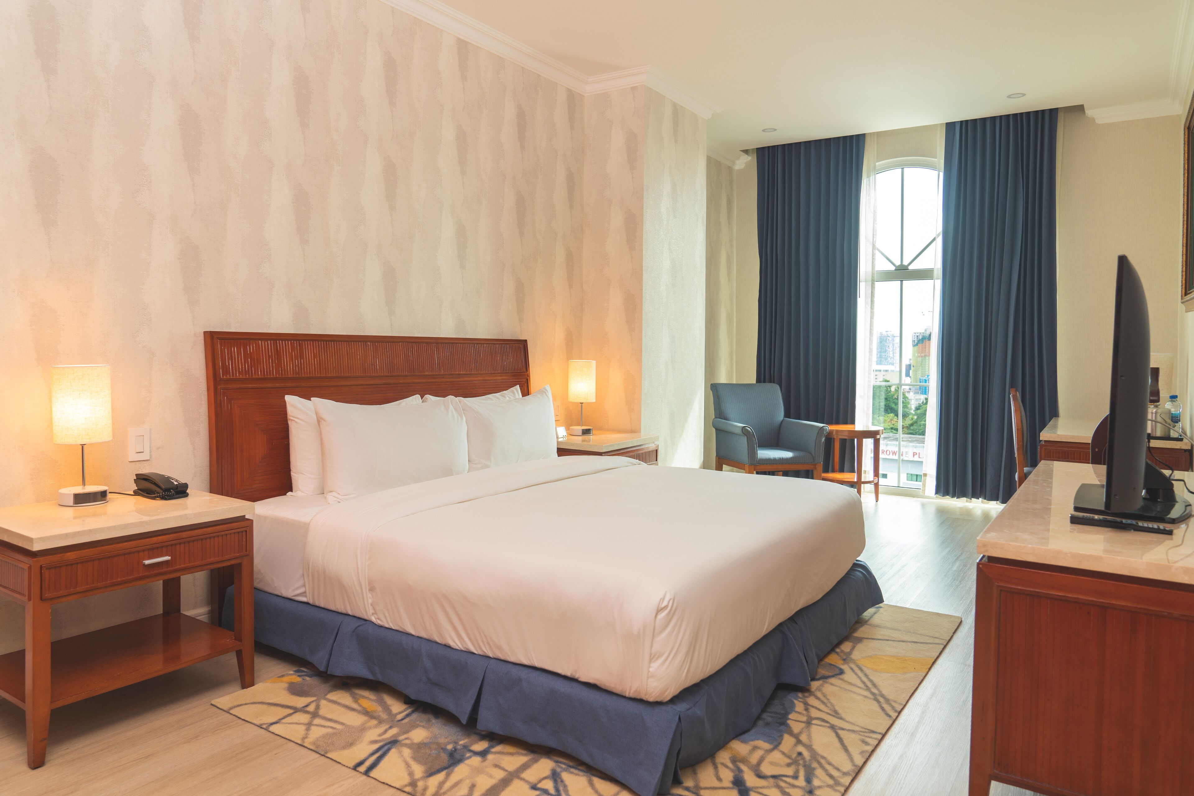 Ropa de cama de alta calidad y caja de seguridad en la habitación 