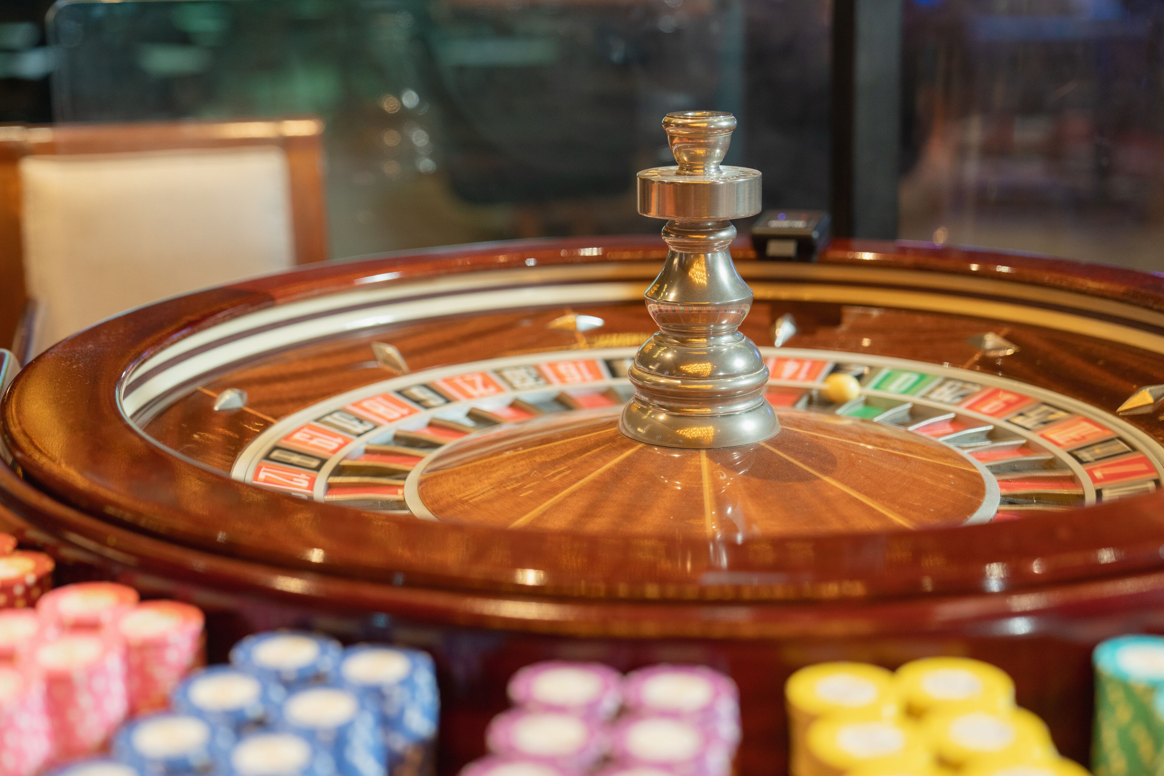 Una ruleta con un huso giratorio central y una mesa de madera.