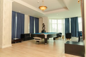 Rom – president | Oppholdsområde | En 50-tommers LED-TV med kabel-kanaler