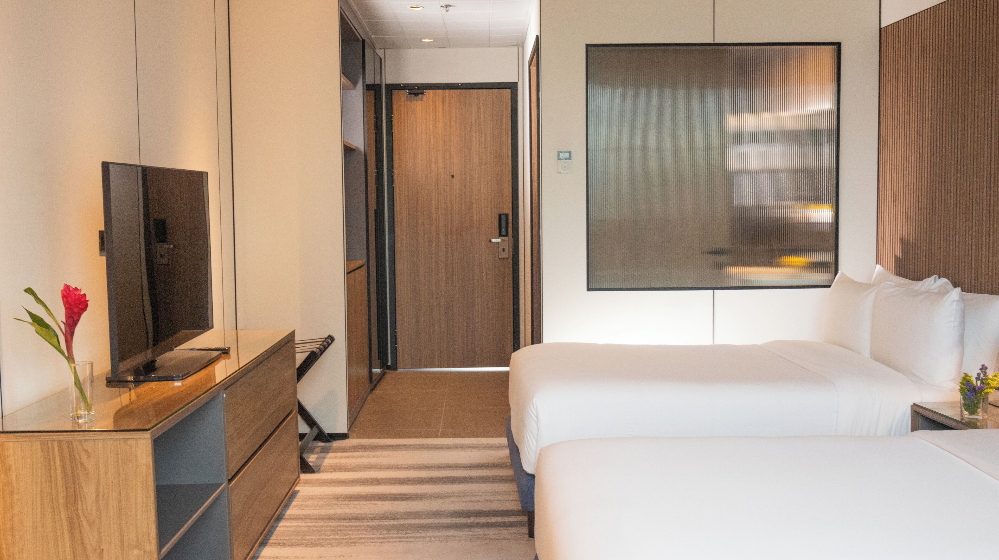 Habitación doble Club | Ropa de cama de alta calidad y caja de seguridad en la habitación 