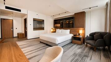 Suite, 1 kamar tidur | Seprai premium, brankas, dan ruang kerja ramah laptop