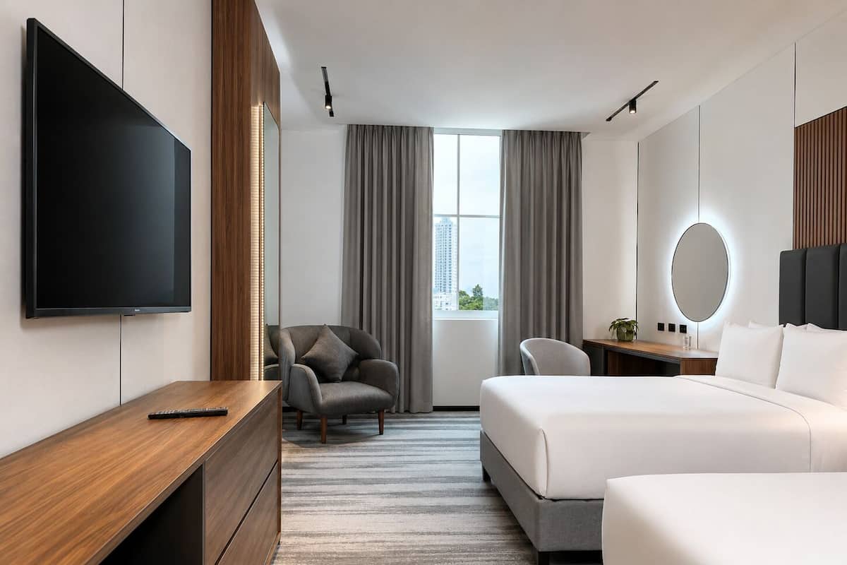 Premium bedding, in-room safe, laptop workspace, blackout curtains
