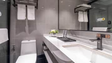 Standard Twin Room | Bathroom | Shower, rainfall showerhead, towels