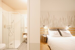 Pancuran mandi, pengering rambut, tuala disediakan