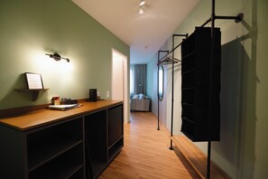 Meja, Wi-fi percuma, cadar katil