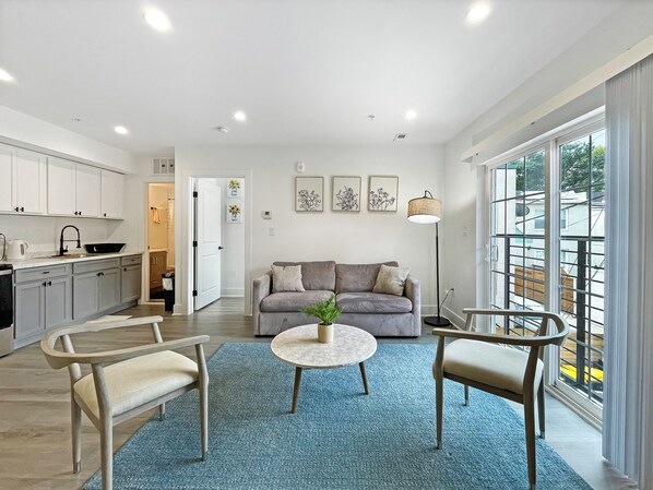 TV - Modern & Luxury Unit | In-House Services (Washington)