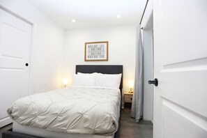 1 bedroom, iron/ironing board, internet, bed sheets - Petworth Luxury Unit with Modern Comforts (Washington)