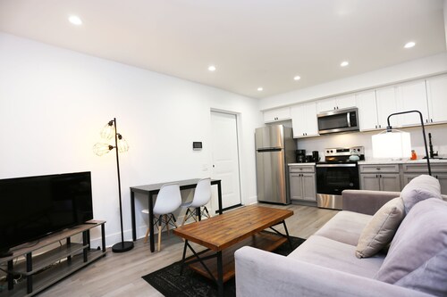 Petworth Luxury Unit with Modern Comforts