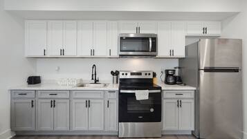 Fridge, microwave, stovetop, dishwasher