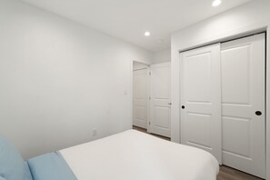 1 bedroom, iron/ironing board, WiFi, bed sheets - Luxury DC Unit with Courtyard View & Close to All (Washington)