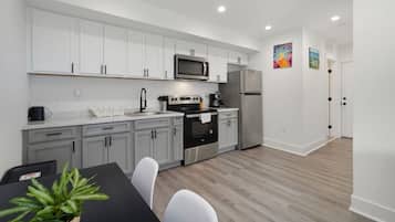 Fridge, microwave, stovetop, dishwasher