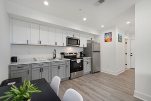 Réfrigérateur, micro-ondes, plaque de cuisson, lave-vaisselle