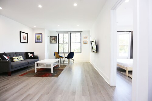 Petworth Stylish Unit with Amenities & Comforts