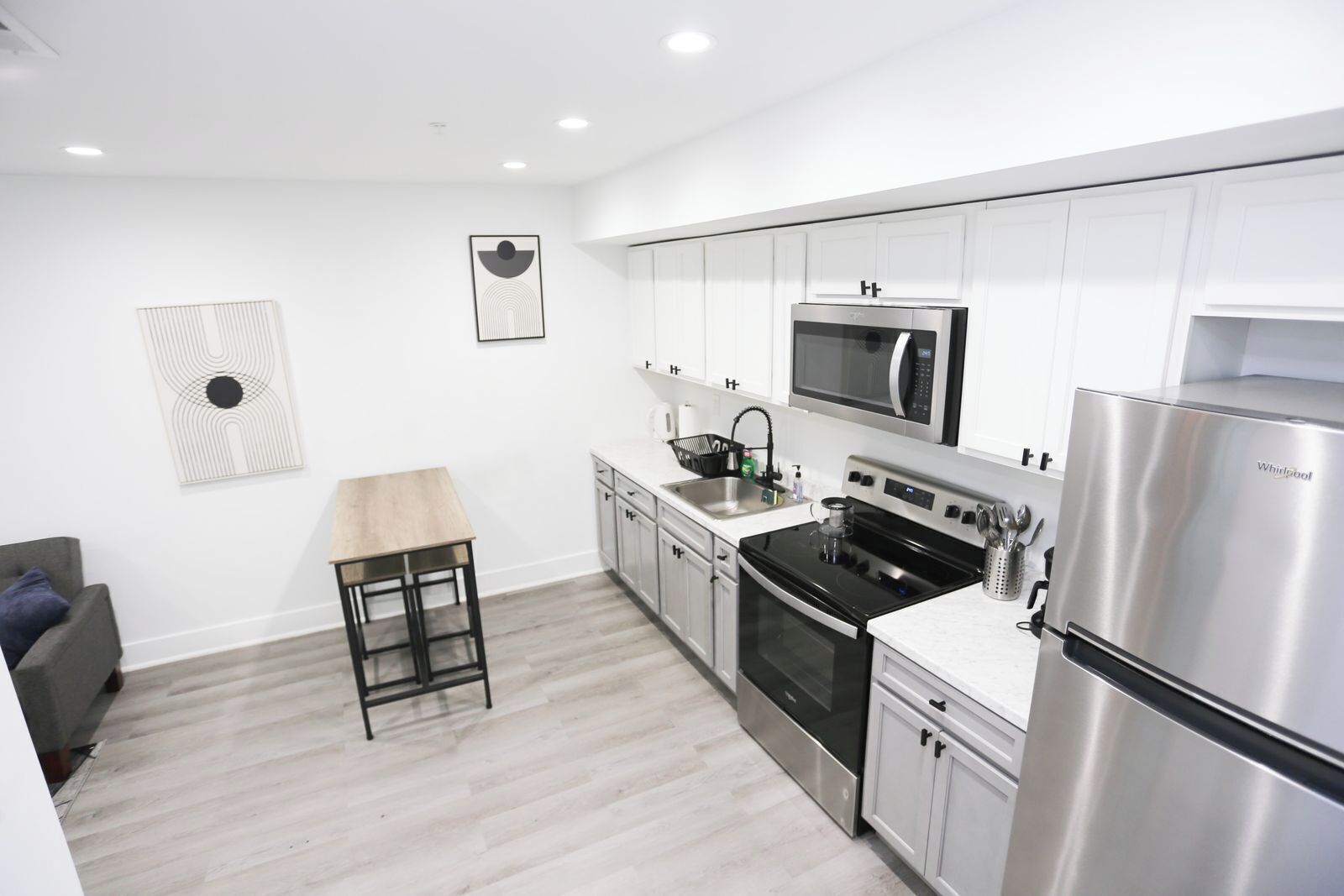 Coffee/tea maker, fridge, microwave, oven
