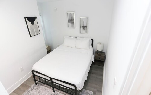 Centrally located DC Unit with Garden Views