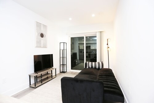 Centrally located DC Unit with Garden Views