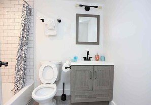 Haartrockner, Handtücher, Seife, Shampoo