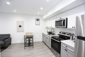 Coffee/tea maker, fridge, microwave, oven - Centrally located DC Unit with Garden Views (Washington)