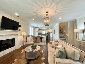 TV - The Hughes, 3BR Timeless Stay by VelvetDitchVillas (Oxford)