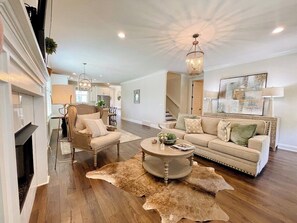 TV - The Hughes, 3BR Timeless Stay by VelvetDitchVillas (Oxford)