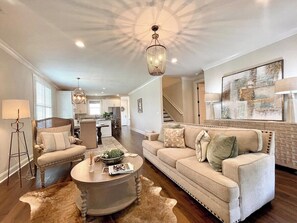 TV - The Hughes, 3BR Timeless Stay by VelvetDitchVillas (Oxford)