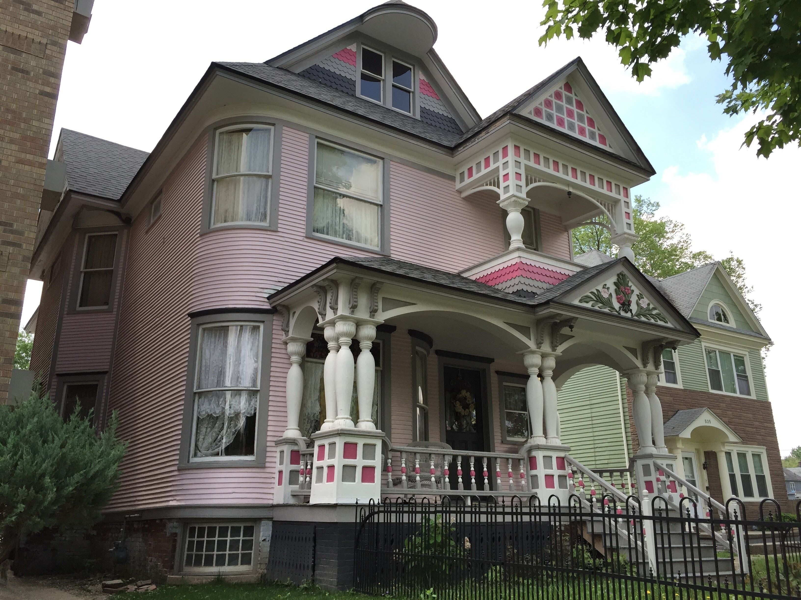 1 bedroom furnished suite in Historic home perfect for traveling professional