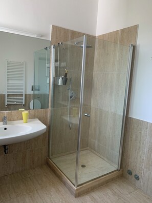 Douche, sèche-cheveux, bidet, serviettes fournies