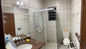 Doccia, asciugamani, sapone, carta igienica