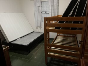 3 bedrooms, iron/ironing board, free WiFi, bed sheets