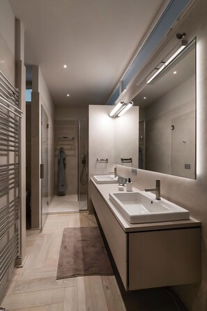 Douche, sĂšche-cheveux, bidet, serviettes fournies