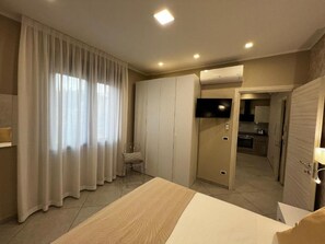 1 Schlafzimmer, Zimmersafe, Schreibtisch, Bügeleisen/Bügelbrett