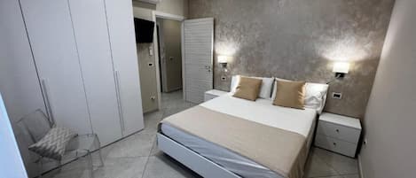 1 habitación, caja de seguridad en la habitación y escritorio