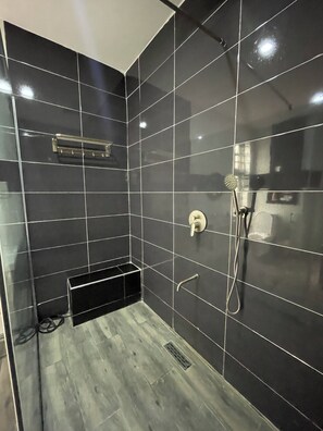 Shower, towels, toilet paper - T & K RESIDENCES, SHONIBARE ESTATE (Lagos)