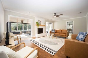 TV, ping pong - Spacious Pool Home 3 Miles to UF! (Gainesville)