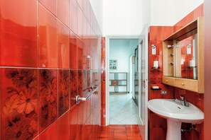 Shower, hair dryer, bidet, towels - Downtown apartment with air conditioning and private parking space (Como)