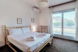 3 bedrooms, iron/ironing board, free WiFi, bed sheets - Downtown apartment with air conditioning and private parking space (Como)