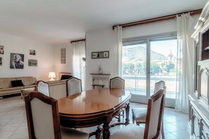 Dining - Downtown apartment with air conditioning and private parking space (Como)