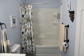 Hummingbird Suite | Bathroom - Seabank House Bed and Breakfast (Pictou)