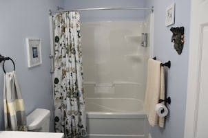 Hummingbird Suite | Bathroom