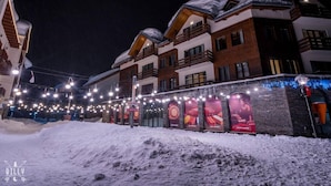 Ein schneebedecktes Gebäude mit mehreren Balkonen und einem Casinoschild.