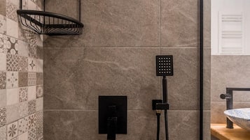 Apartment | Bathroom | Shower, hair dryer, towels