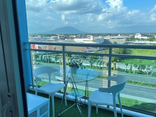 Blissful Haven at Azure North w/  Big TV Netflix Washer Wifi Bed & Sofabed