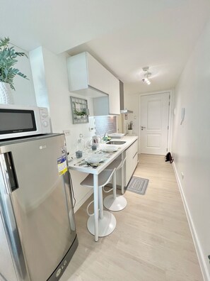 Kjøleskap, mikrobølgeovn, vannkoker og kjøkkenutstyr