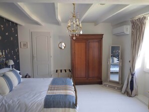 2 bedrooms, iron/ironing board, WiFi, bed sheets - A lovely, hidden gem close to the beautiful town of Confolens. (Esse)