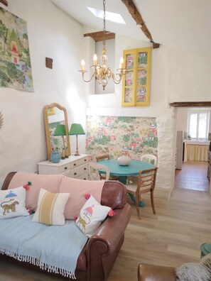 Smart TV, books - A lovely, hidden gem close to the beautiful town of Confolens. (Esse)