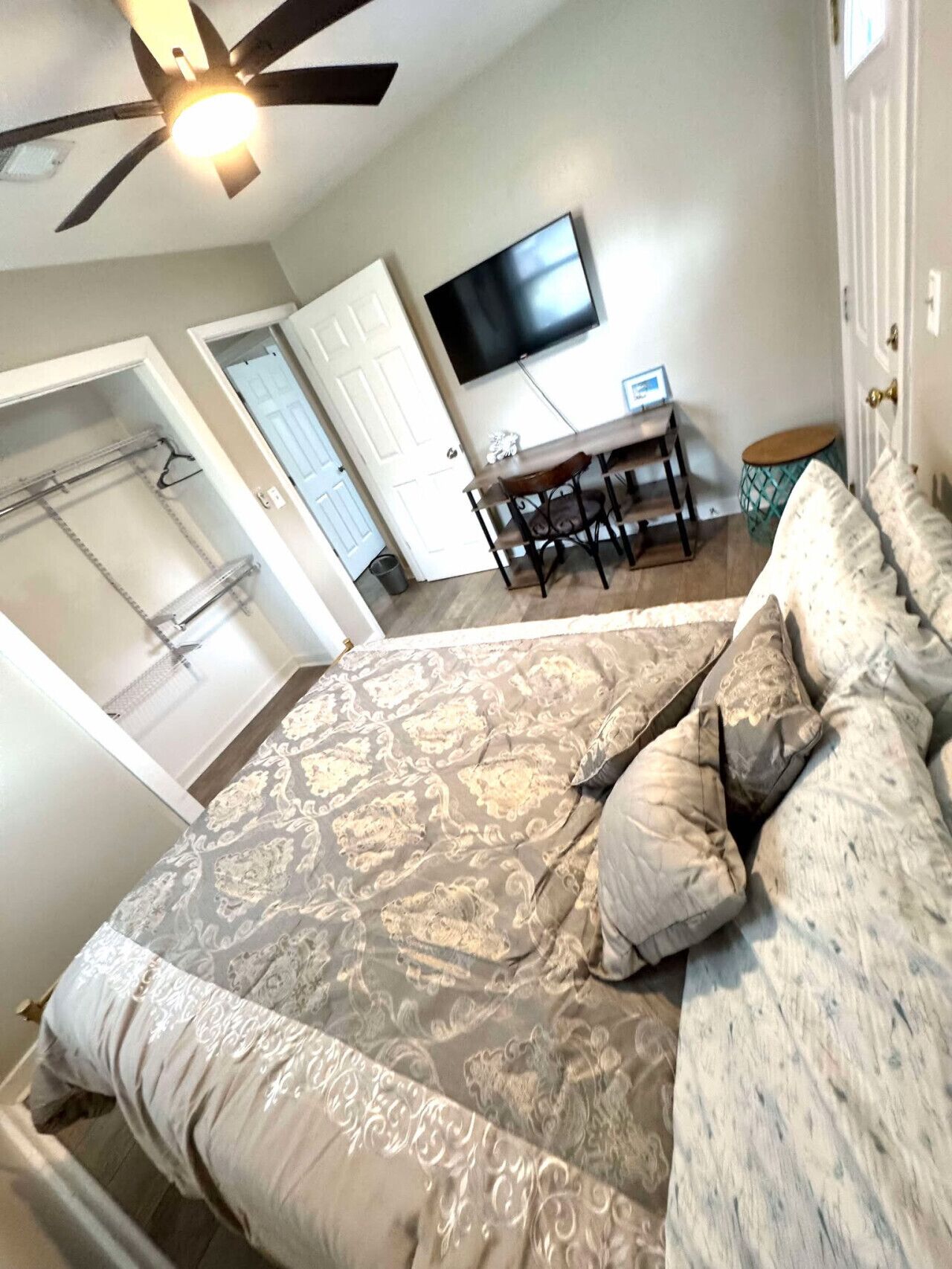 4 bedrooms, desk, iron/ironing board, travel cot