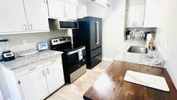 Een koelkast, een magnetron, een oven, een kookplaat