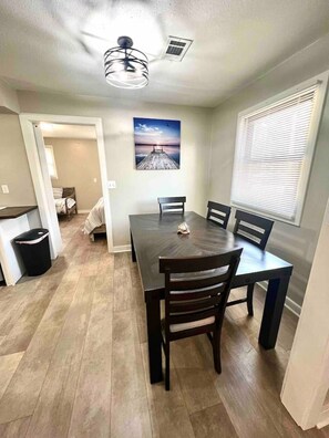 Dining - 4 Bedroom 2 Bathroom Gulfport Beach Home (Gulfport)